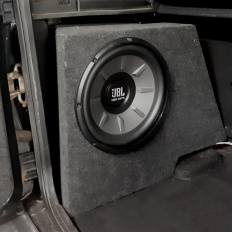 Короб под 12" сабвуфер B@3 2123 Chevrolet Niv@ (в левое крыло, 35 литров) купить недорого с доставкой в Магнитогорск